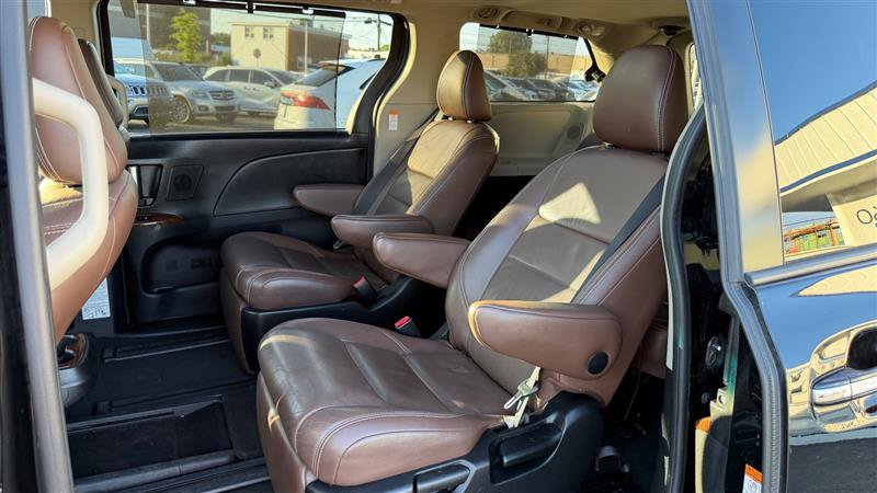 Used 2017 Toyota Sienna Limited Premium FWD image 43