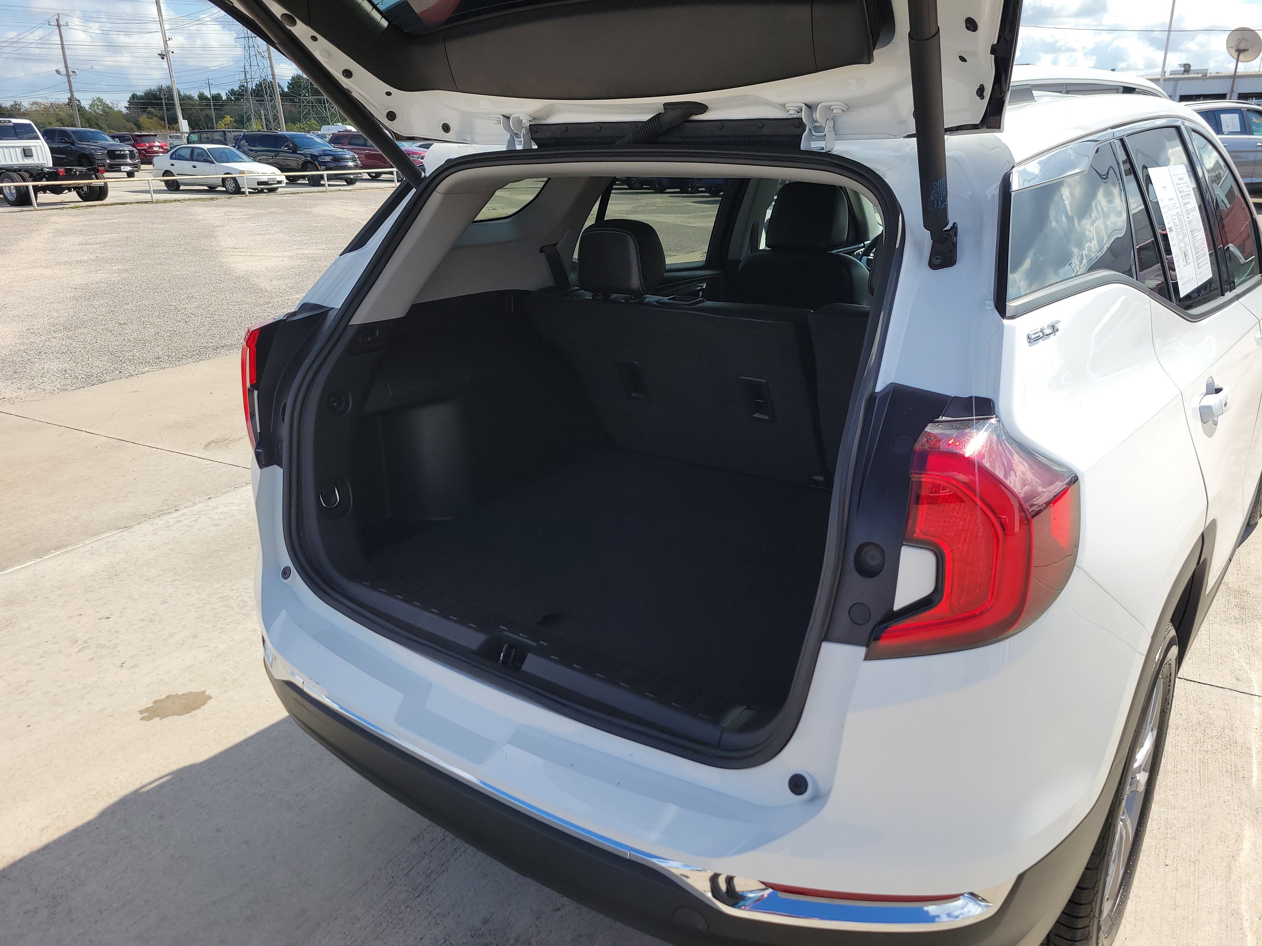 Used 2024 GMC Terrain SLT image 28