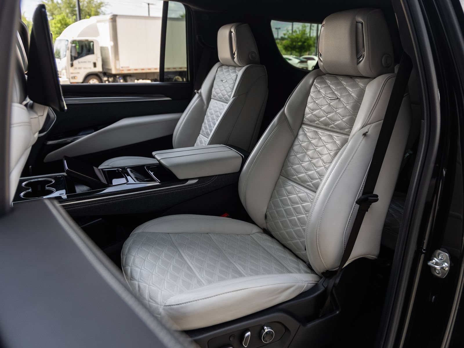 Used 2025 Cadillac Escalade ESV V AWD/4WD image 36