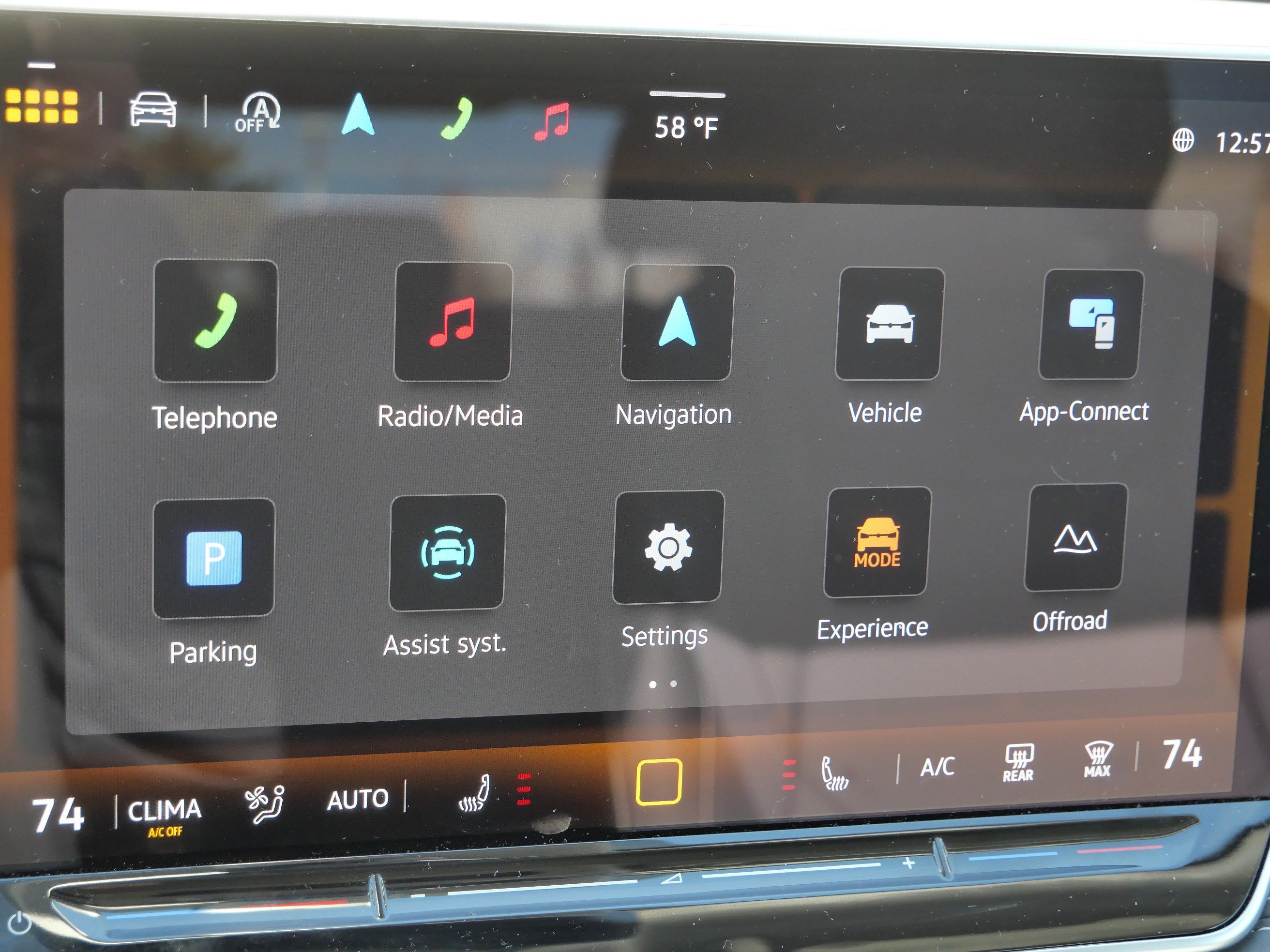 Certified 2025 Volkswagen Tiguan SE image 32