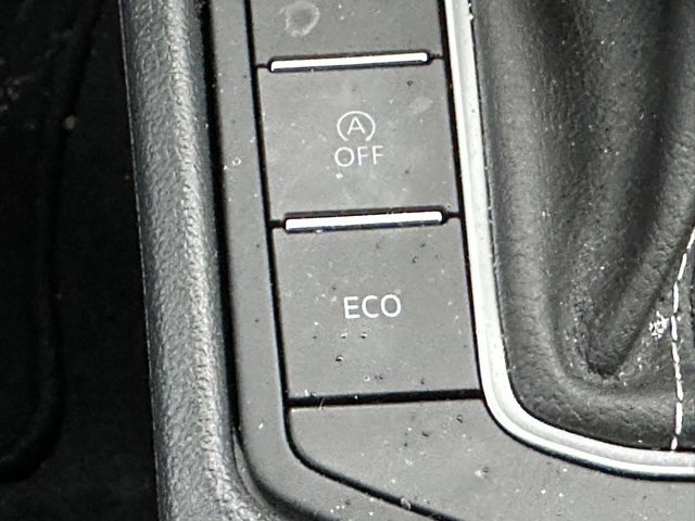 Certified 2025 Volkswagen Jetta SE image 33