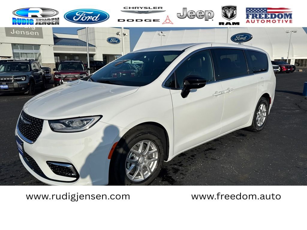New 2026 Chrysler Pacifica Select