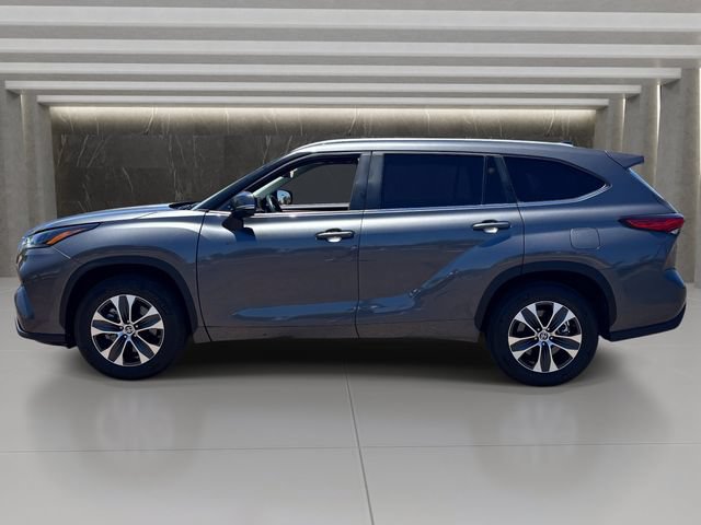 Used 2023 Toyota Highlander XLE FWD image 2