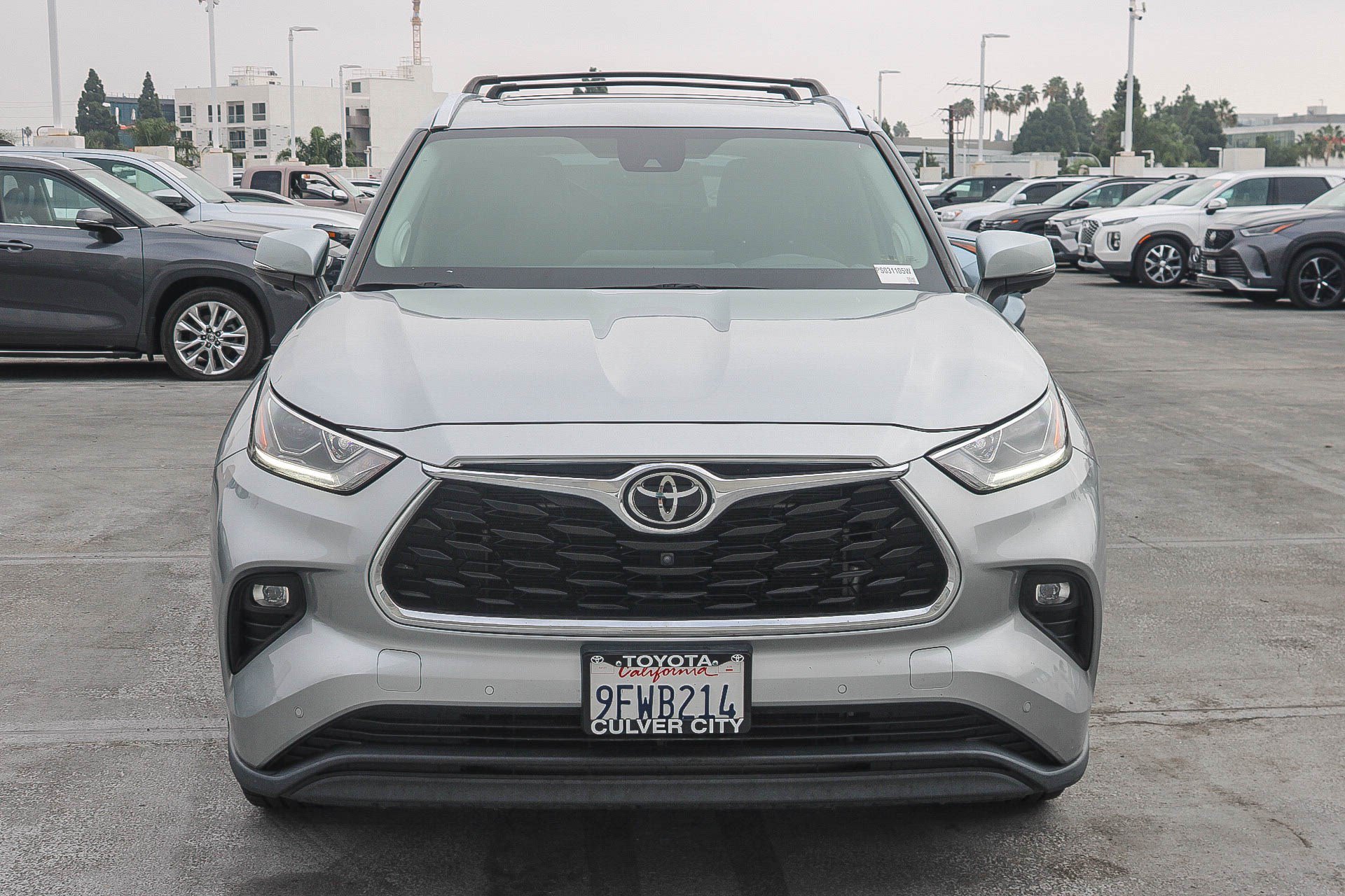 Used 2023 Toyota Highlander Limited AWD/4WD image 2