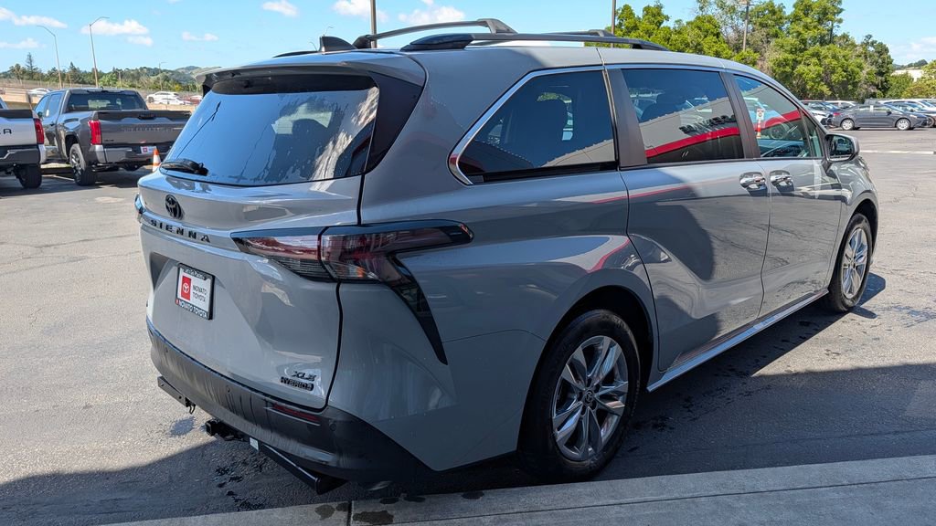 Used 2023 Toyota Sienna XLE Woodland Edition image 10