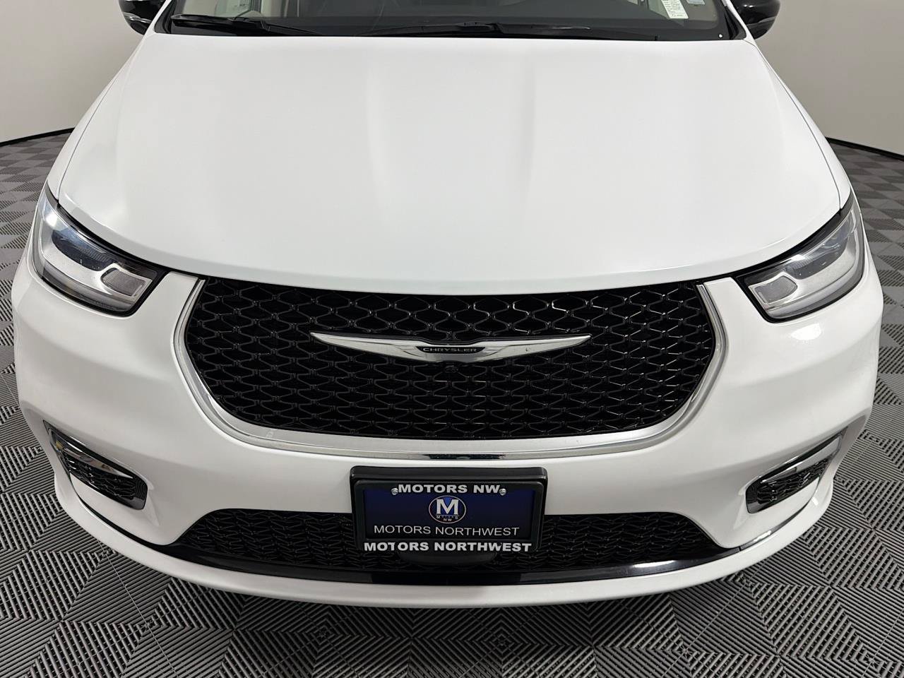 Used 2024 Chrysler Pacifica Limited FWD image 2