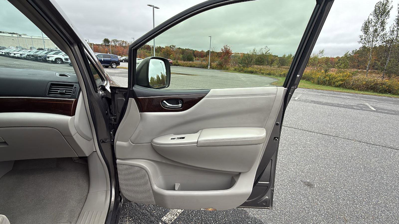 Used 2015 Nissan Quest SV image 16