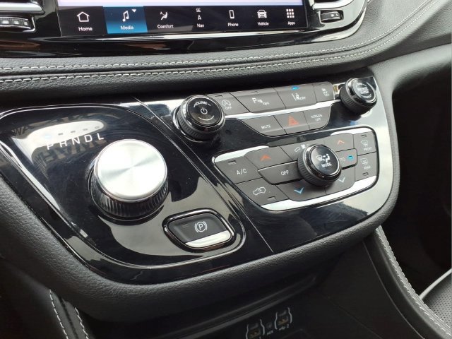 Used 2025 Chrysler Pacifica Limited FWD image 23