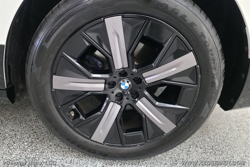 Used 2023 BMW iX xDrive50 w/ Sport Package AWD/4WD image 17