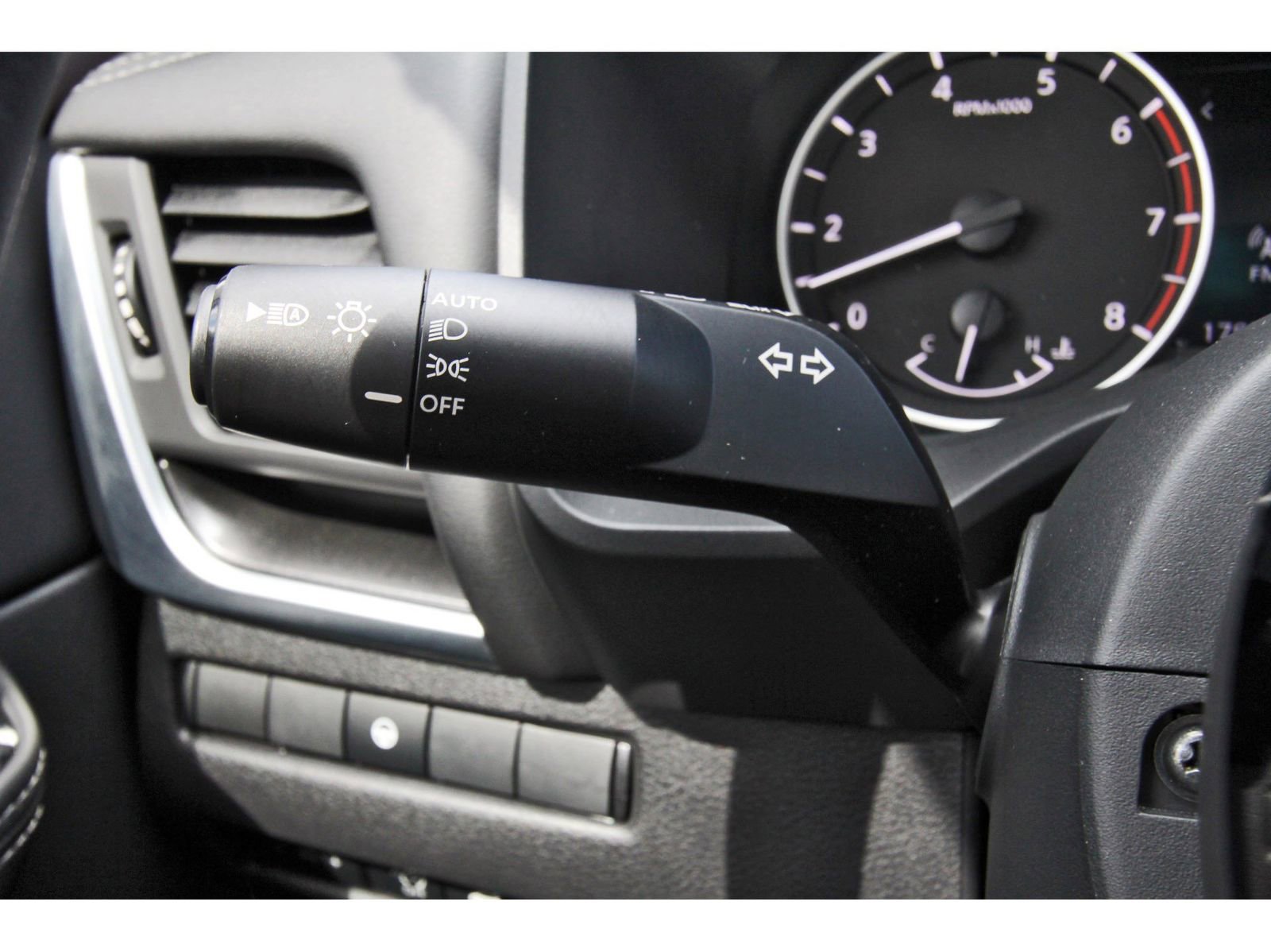 Used 2023 Nissan Rogue SV w/ SV Premium B Package image 20