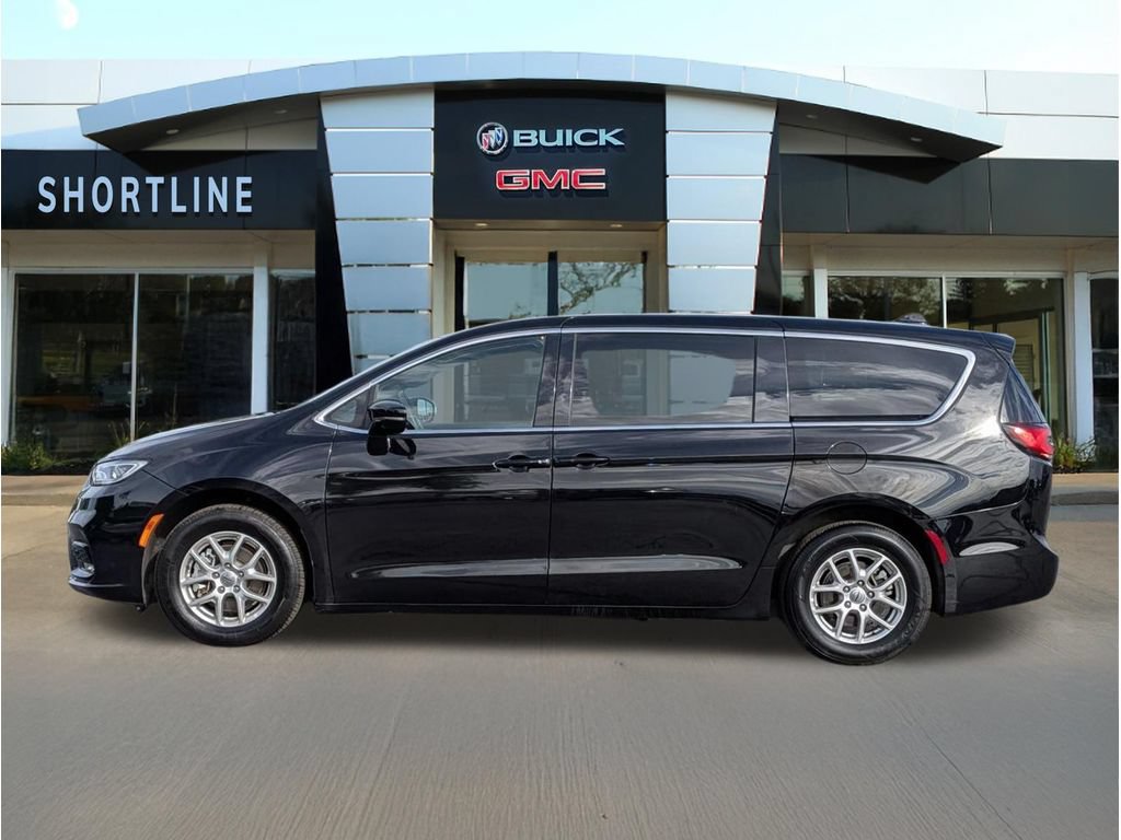 Used 2025 Chrysler Pacifica Select FWD image 6