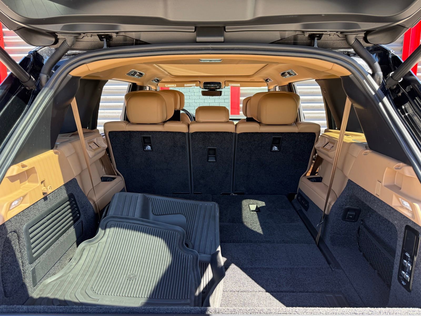 Used 2024 Land Rover Range Rover Long Wheelbase Autobiography image 14