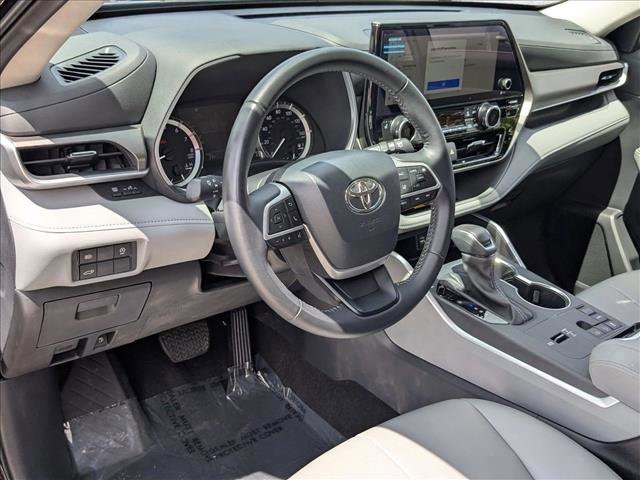 Used 2025 Toyota Highlander XLE image 10