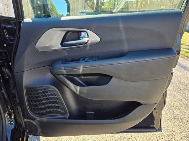 Used 2025 Chrysler Pacifica Select image 27