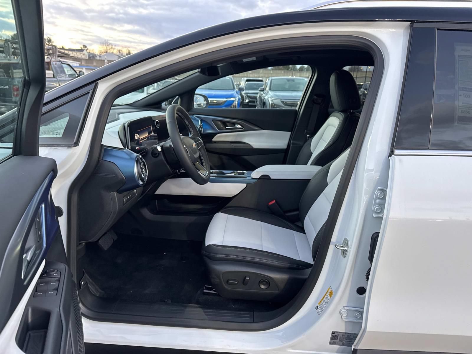 New 2026 Chevrolet Equinox EV LT AWD/4WD image 16