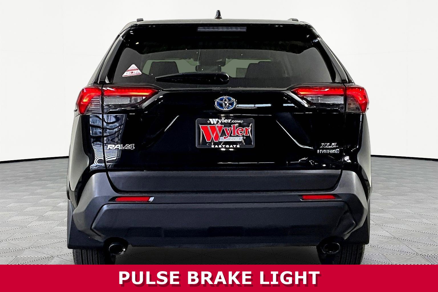 Used 2022 Toyota RAV4 XLE w/ Convenience Package AWD/4WD image 5