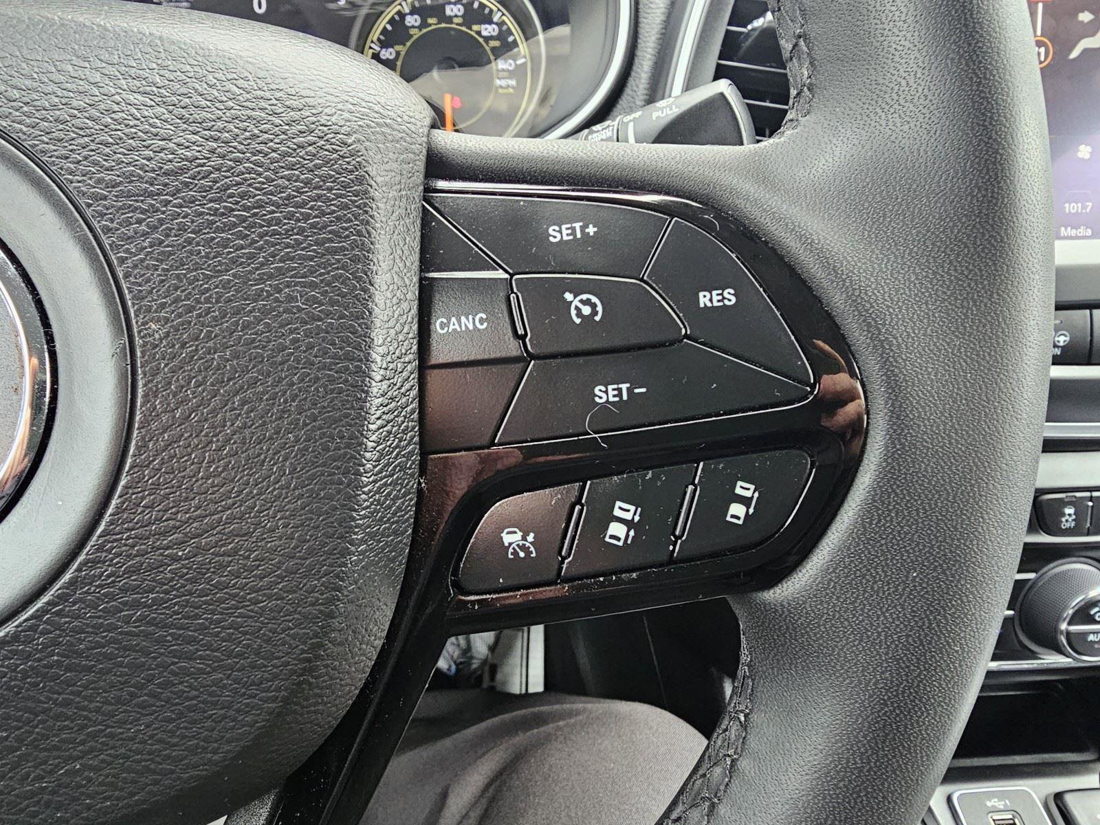 Used 2023 Jeep Cherokee Altitude Lux image 23