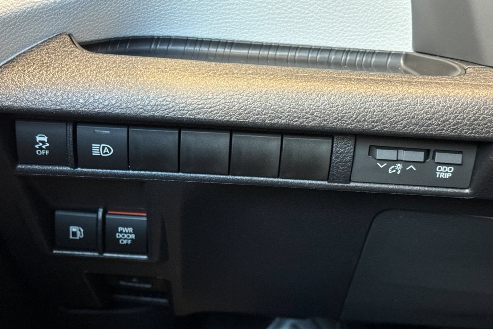 Certified 2026 Toyota Sienna LE FWD image 33