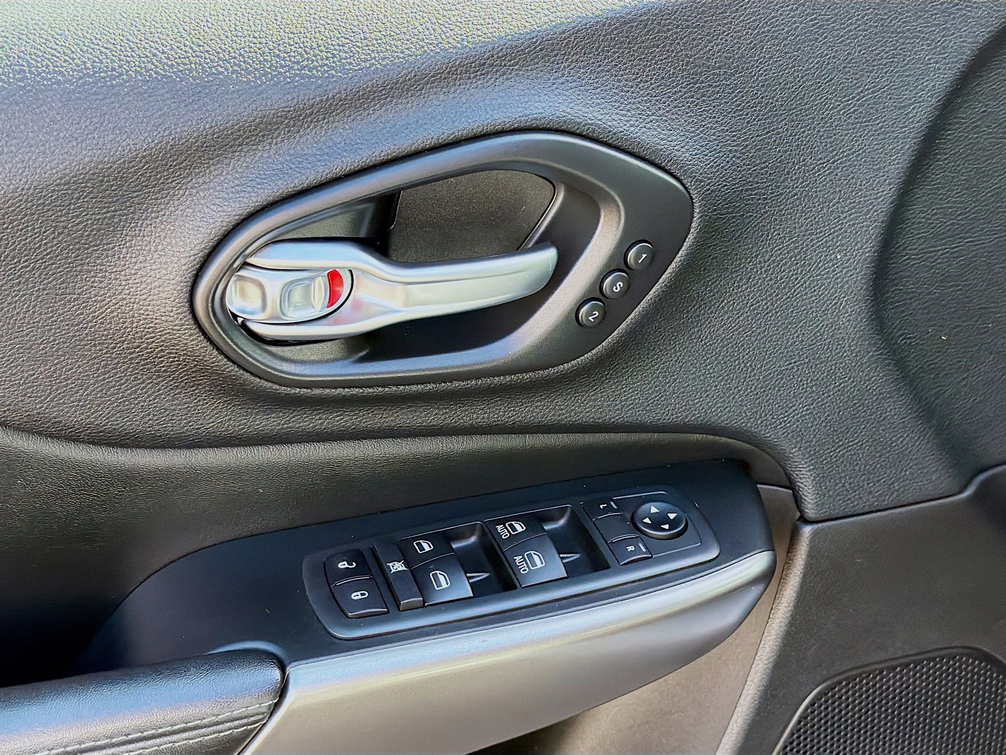 Used 2020 Jeep Cherokee Limited image 23