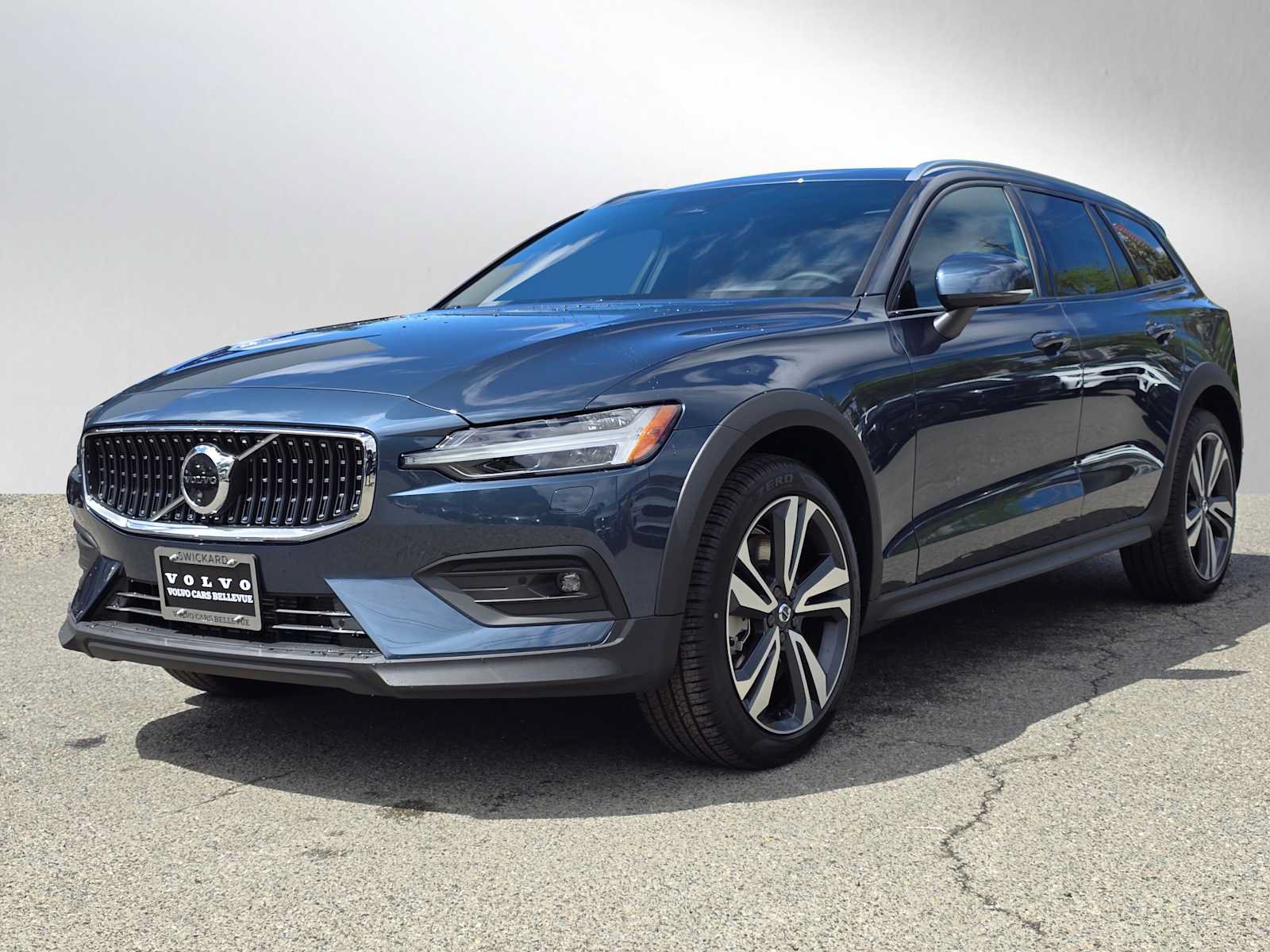 New 2026 Volvo V60 B5 Cross Country Plus w/ Protection Package Premier AWD/4WD image 7