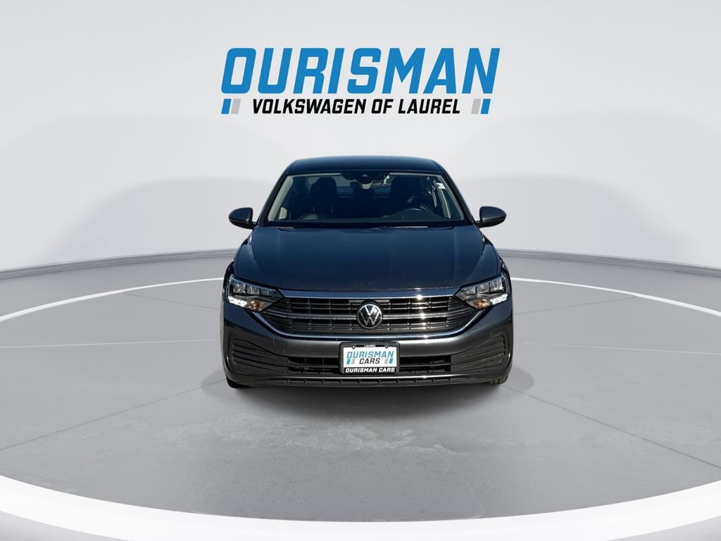 Used 2024 Volkswagen Jetta SE FWD image 3