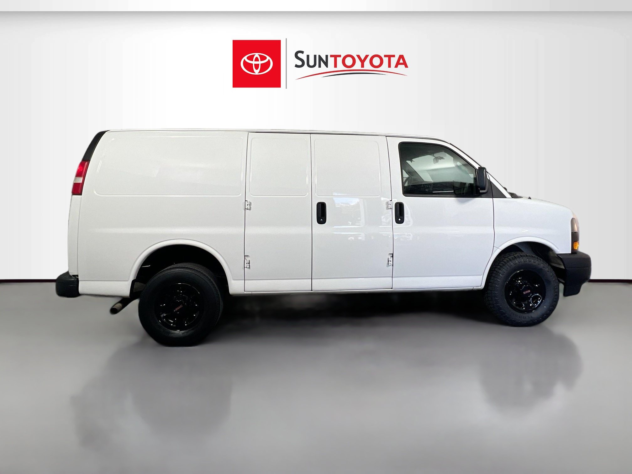 Used 2020 GMC Savana 3500 RWD image 2