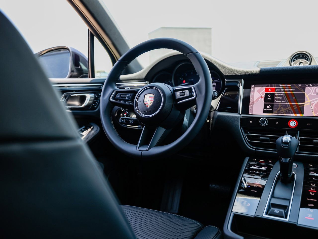 Certified 2025 Porsche Macan AWD/4WD image 25