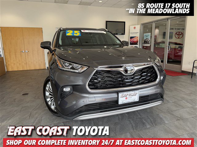 Certified 2025 Toyota Highlander Platinum AWD/4WD image 1