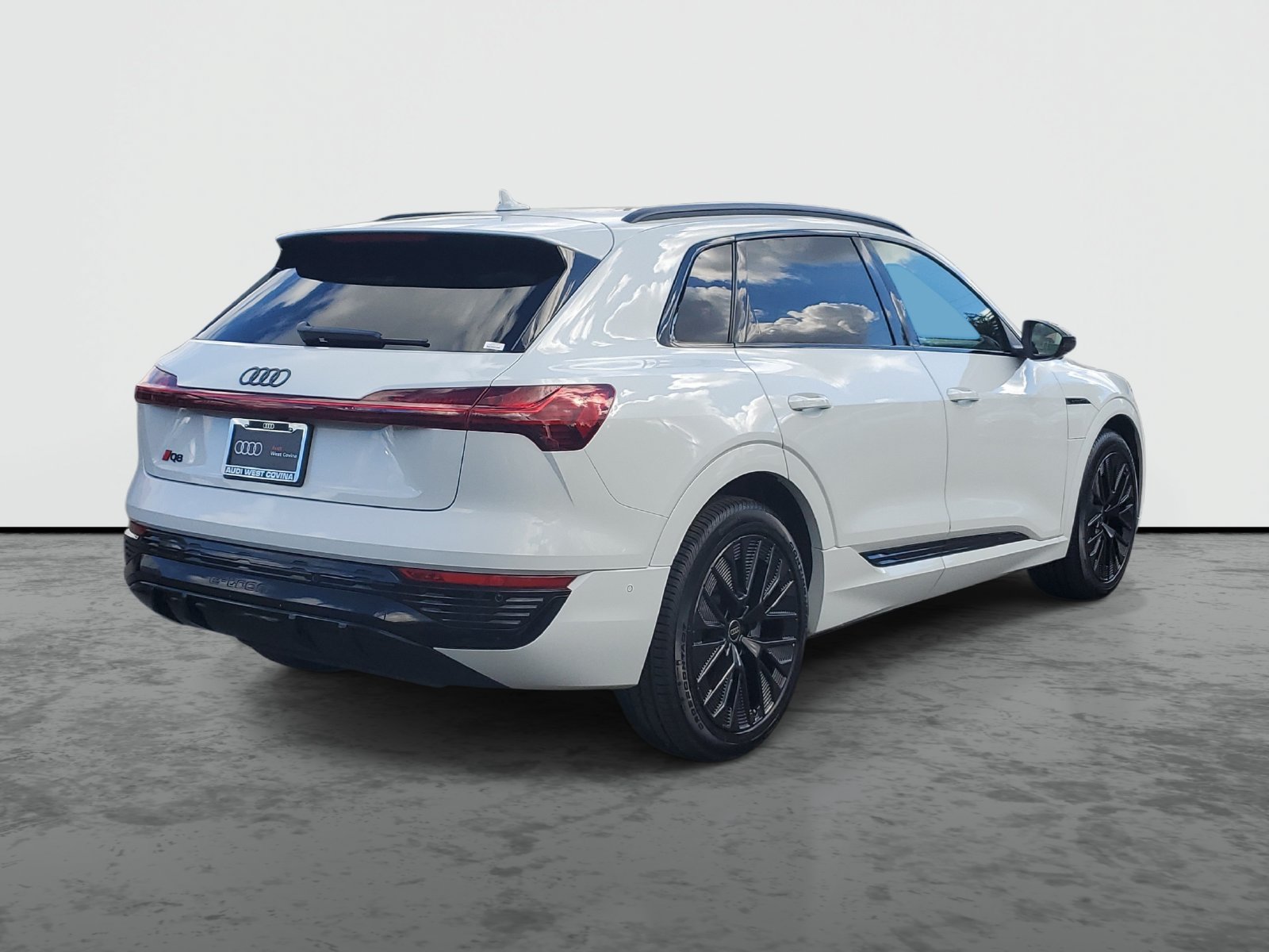Used 2024 Audi Q8 e-tron Premium Plus AWD/4WD image 4