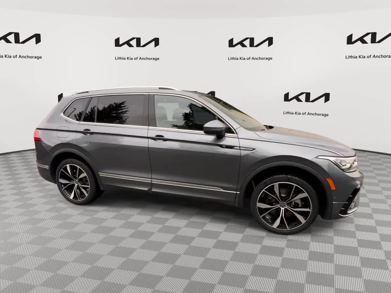 Used 2022 Volkswagen Tiguan SEL R-Line AWD/4WD image 2