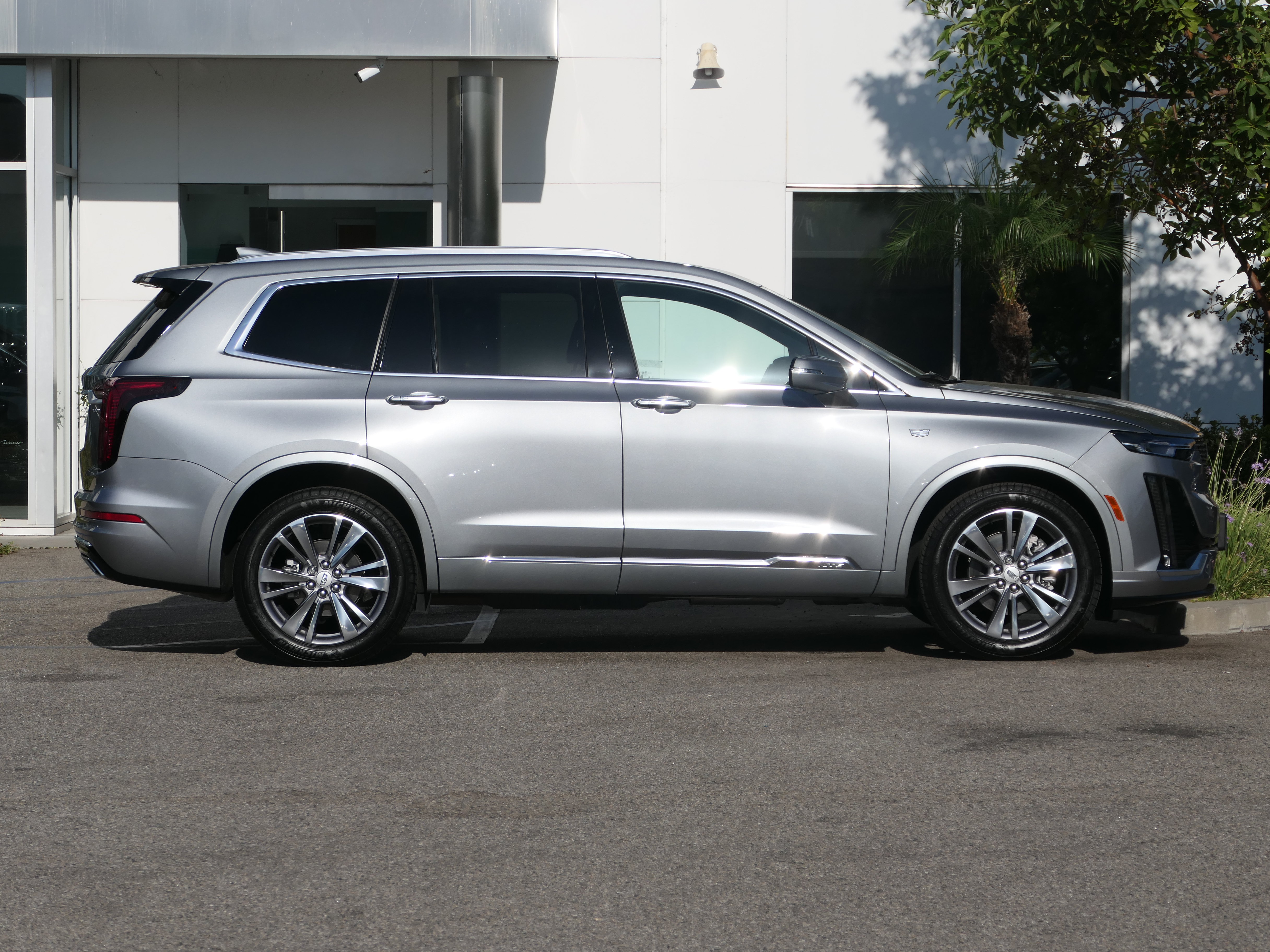 Certified 2025 Cadillac XT6 Premium Luxury FWD image 7