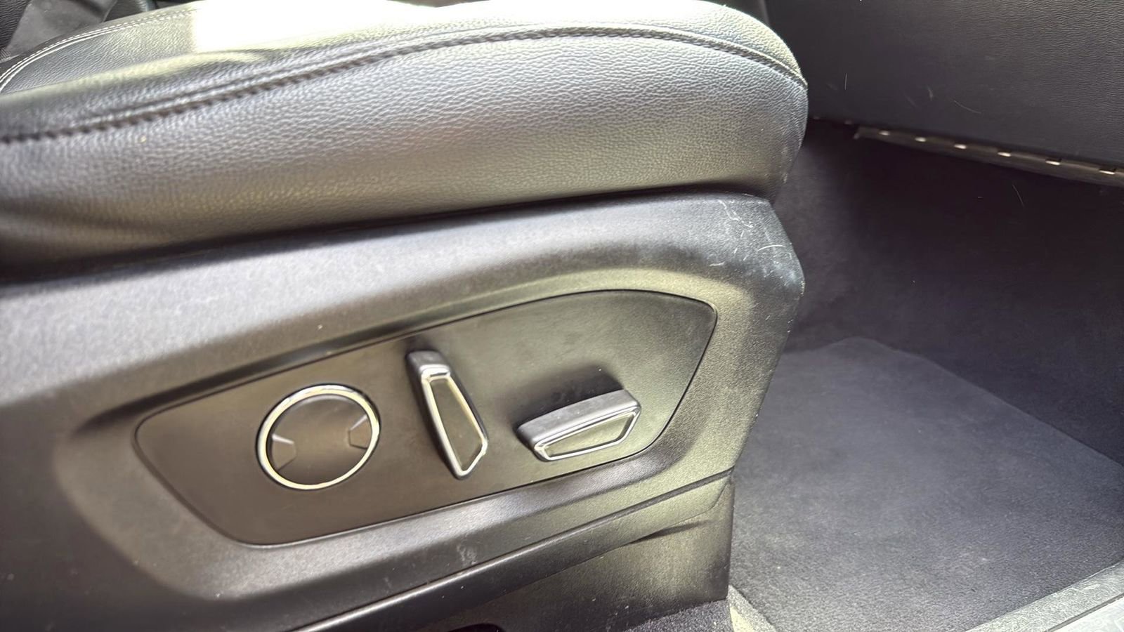 Used 2020 Ford Explorer Limited image 25