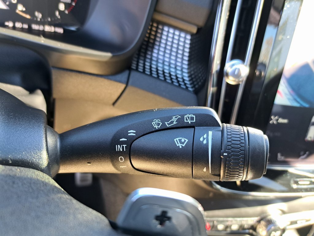 Used 2020 Volvo XC40 T5 R-Design w/ Protection Package Premier image 21