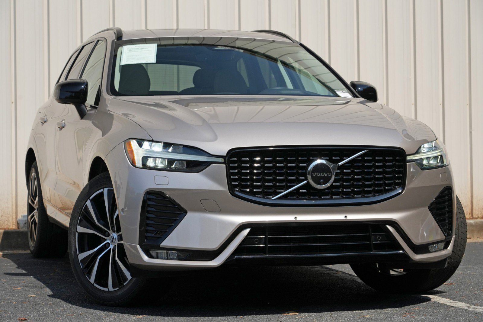 Used 2023 Volvo XC60 B5 Plus AWD/4WD image 2