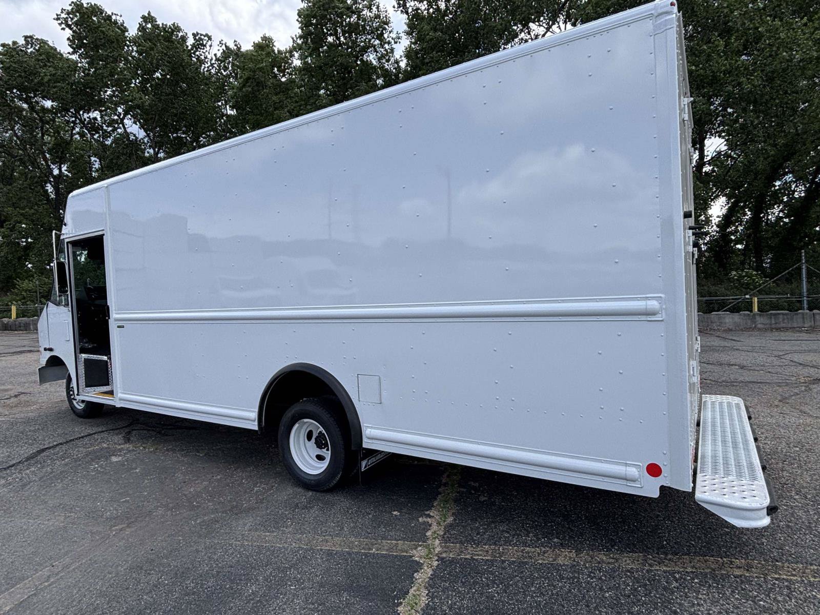 New 2027 Ford E-450 and Econoline 450 Super Duty w/ A/C Prep Package RWD image 3