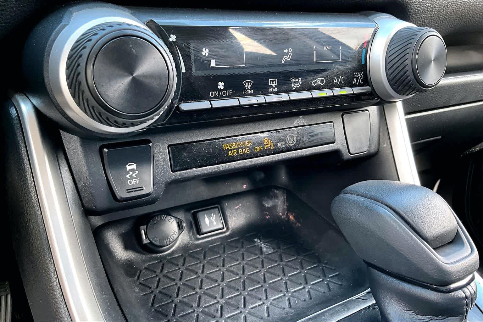 Used 2019 Toyota RAV4 LE w/ Carpet Mat Package FWD image 36