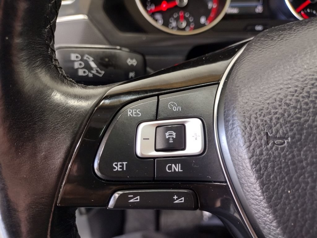 Used 2018 Volkswagen Tiguan SEL AWD/4WD image 25