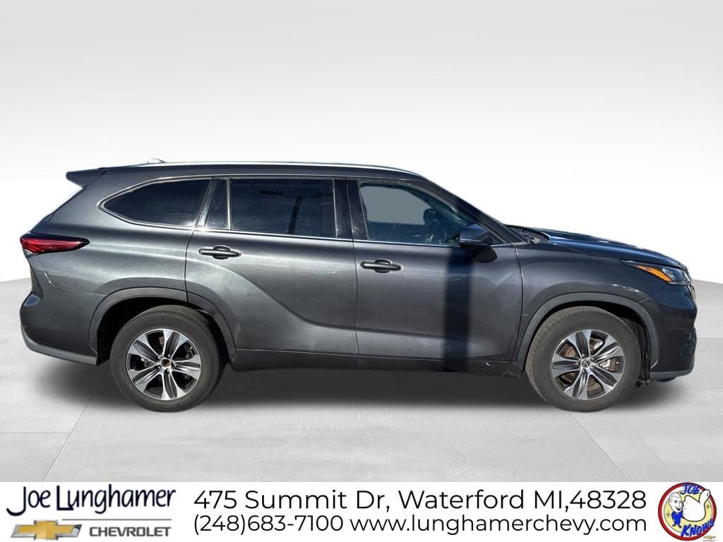 Used 2020 Toyota Highlander XLE FWD image 2