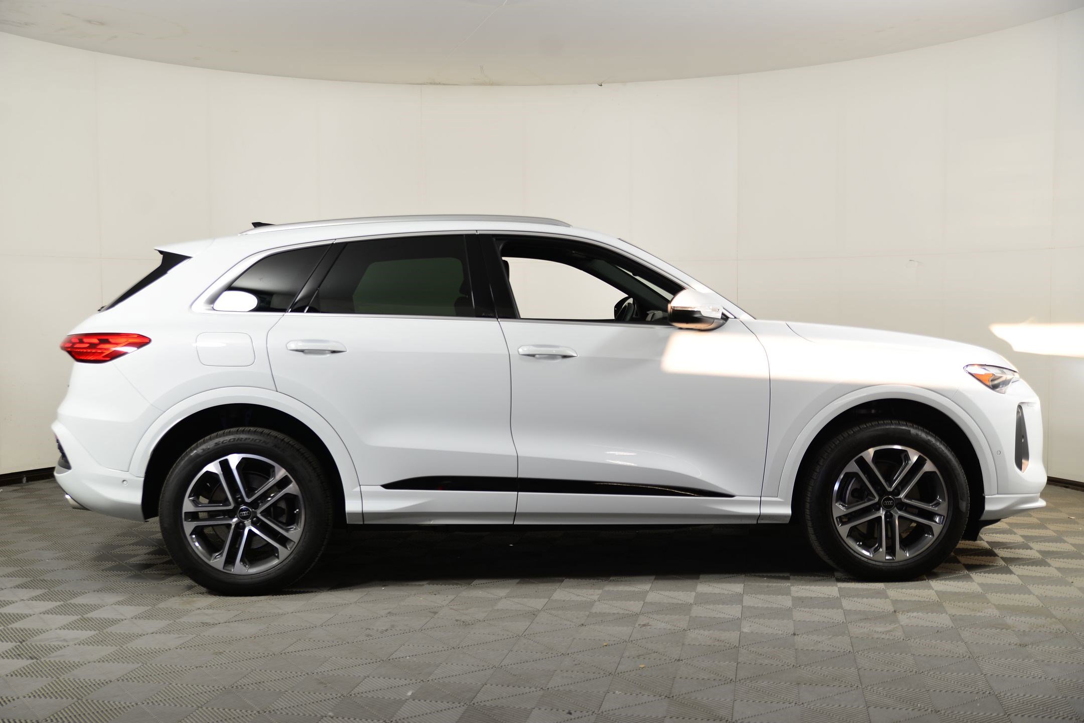 Certified 2025 Audi Q5 Premium w/ Convenience Package image 7