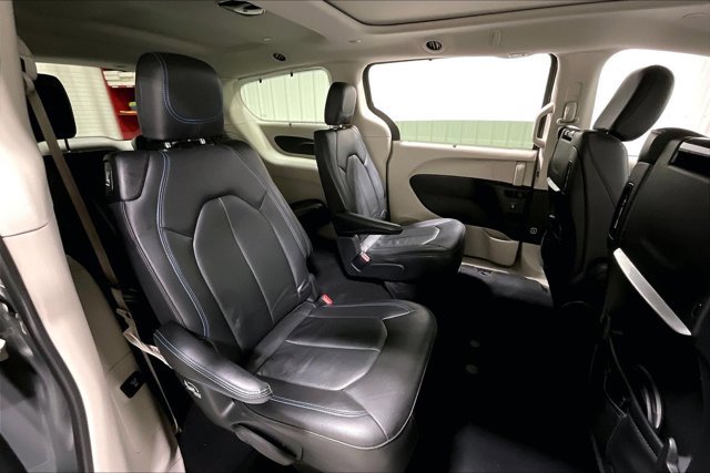 Used 2021 Chrysler Pacifica Touring-L w/ Uconnect Theater Family Group FWD image 27