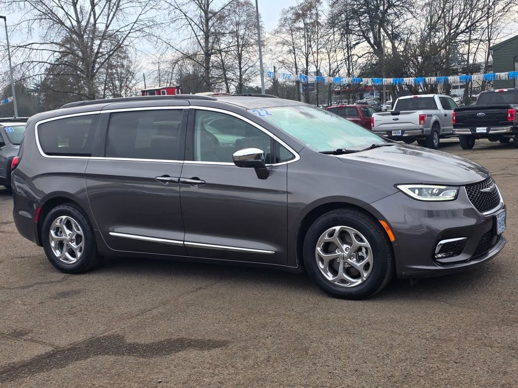 Used 2022 Chrysler Pacifica Limited image 3