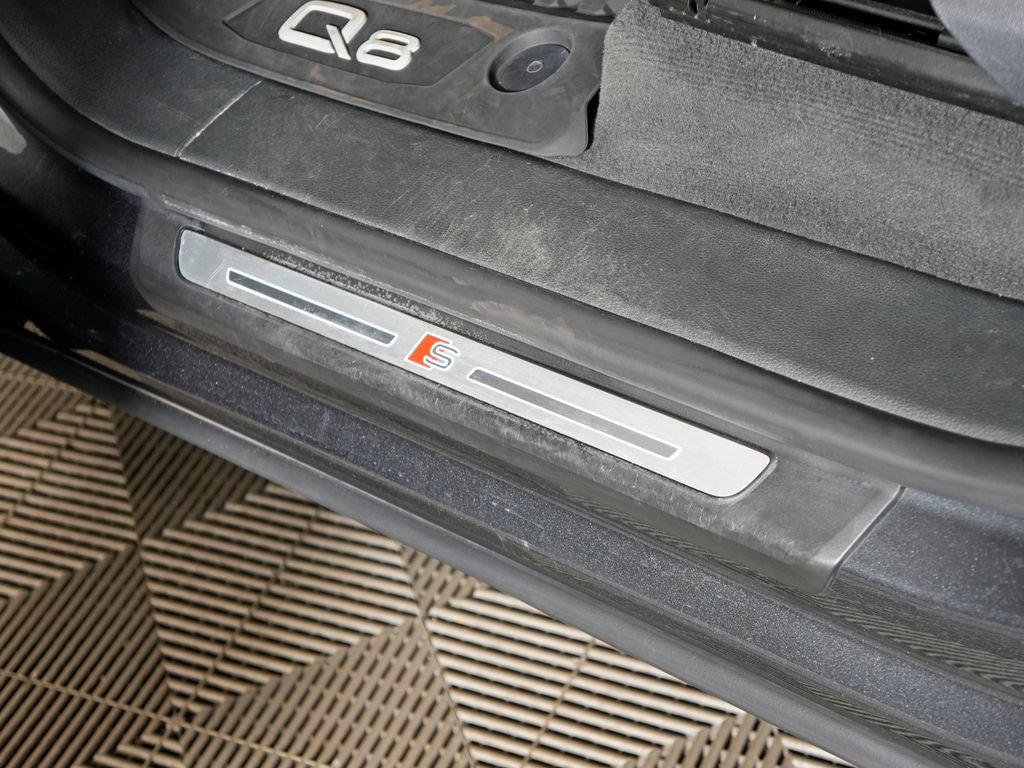 Used 2021 Audi Q8 Prestige w/ Prestige Package image 18