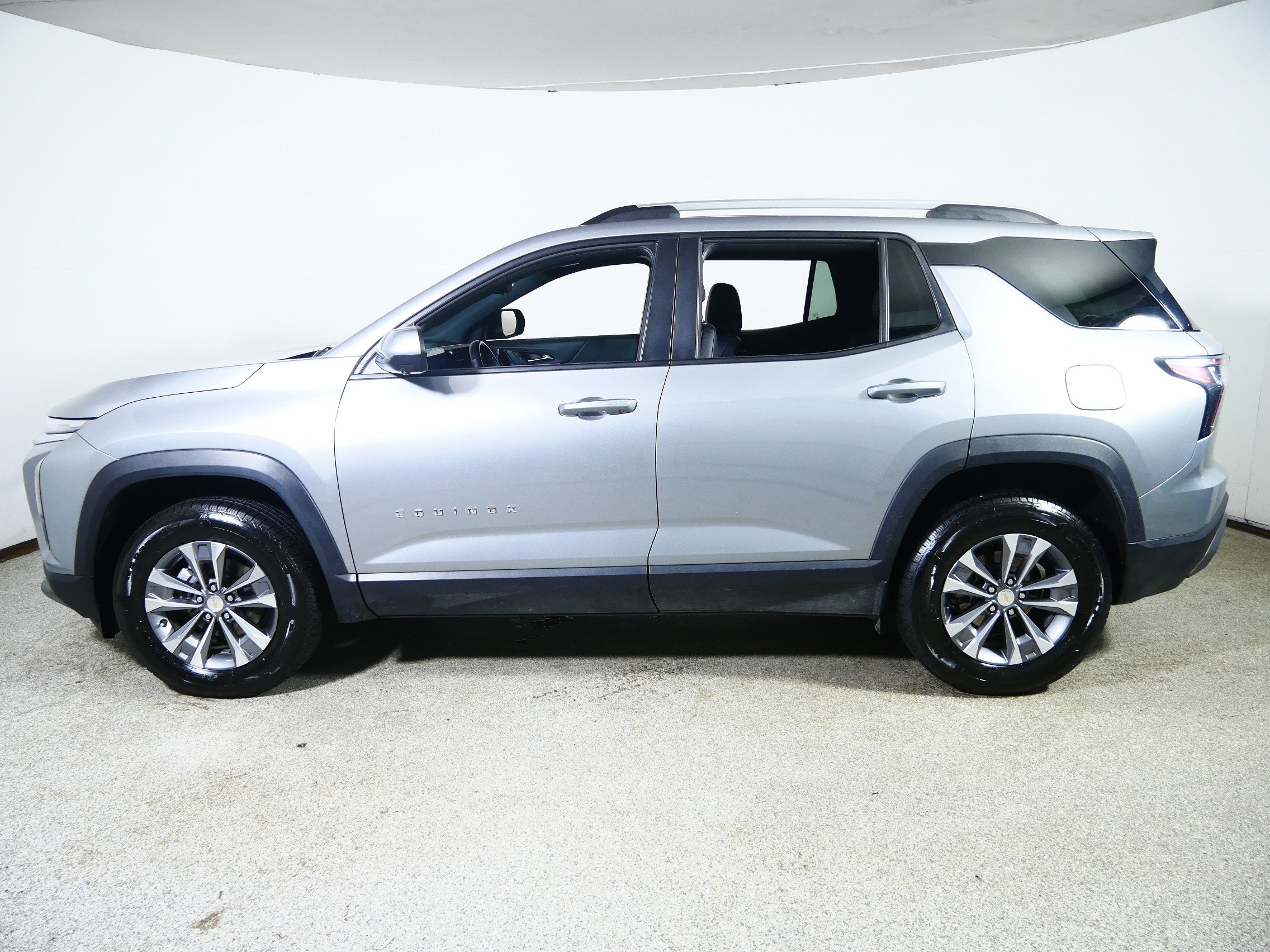 Used 2025 Chevrolet Equinox LT w/ Convenience Package II FWD image 4