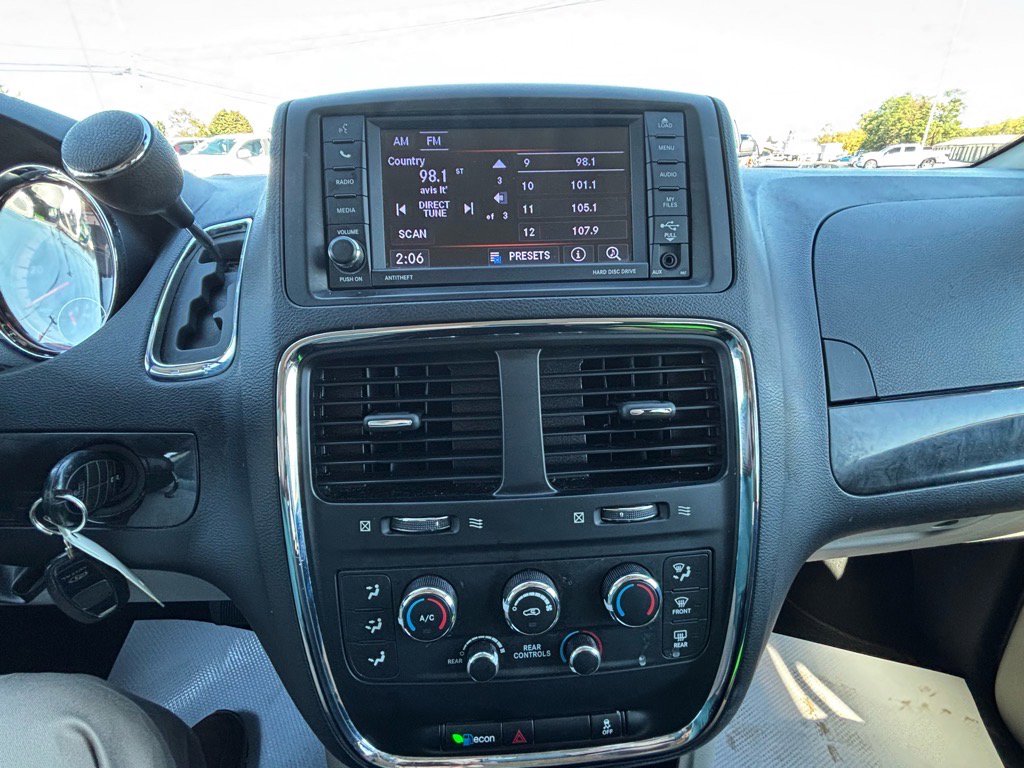 Used 2018 Dodge Grand Caravan SE image 28