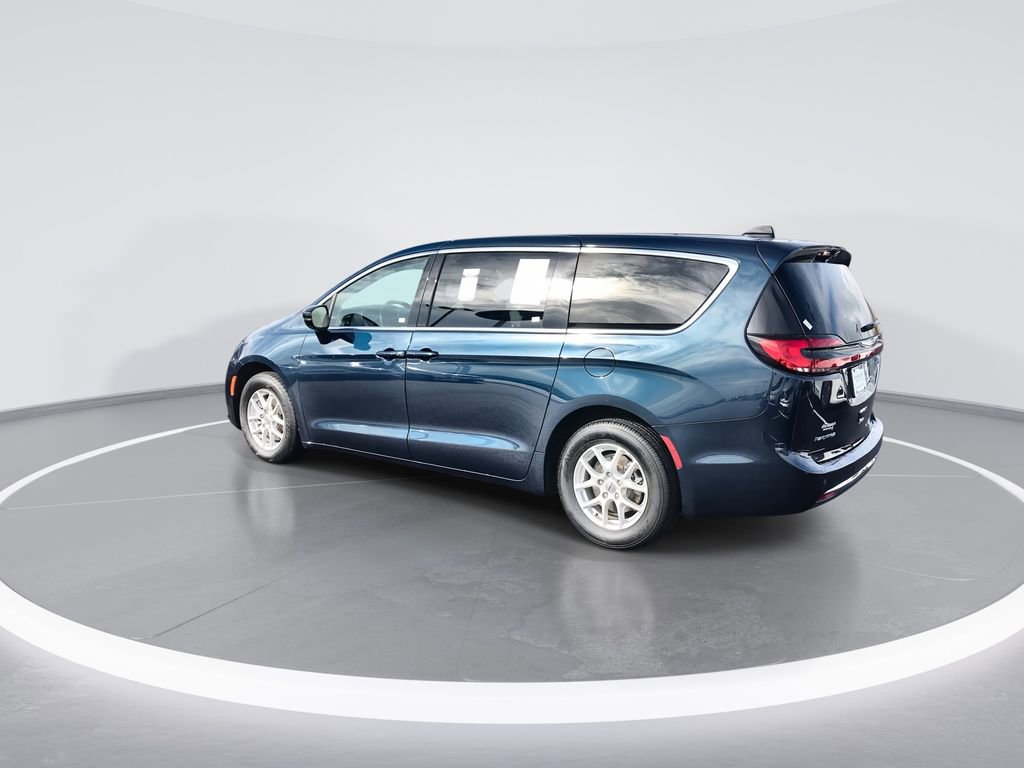 Used 2024 Chrysler Pacifica Touring-L image 6