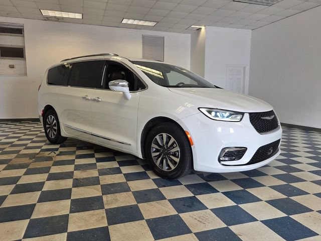 Used 2021 Chrysler Pacifica Limited w/ Uconnect Theater Family Group