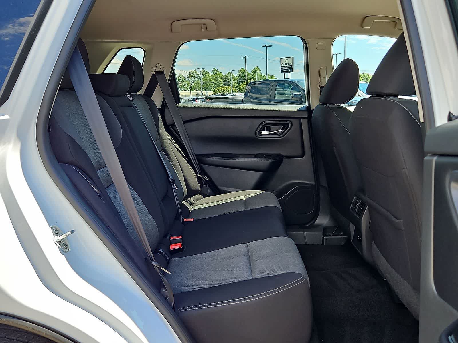 Used 2025 Nissan Rogue SV AWD/4WD image 29