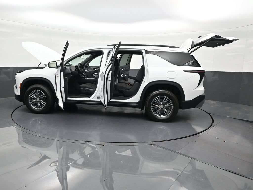 Used 2025 Chevrolet Traverse LT FWD image 35