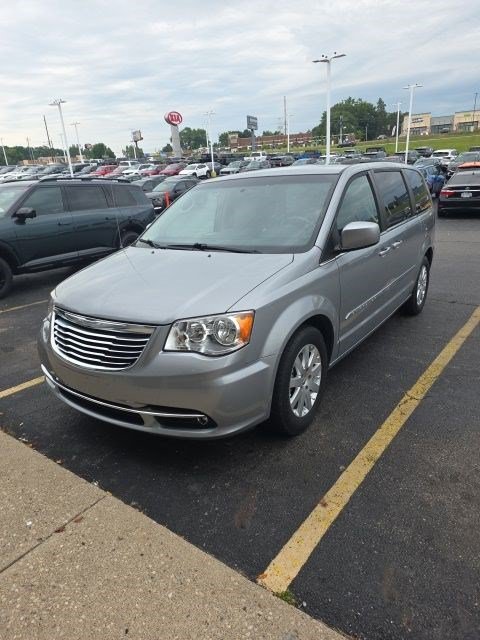 Used 2015 Chrysler Town & Country Touring FWD image 4