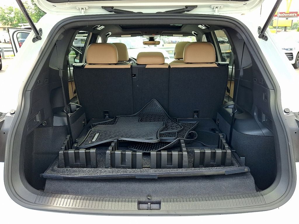 Certified 2023 Volkswagen Tiguan SE R-Line FWD image 29